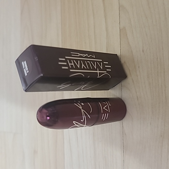 MAC Aaliyah Lipstick" More Than a Woman - Cool deep red" LIMITED EDITION - Picture 5 of 7